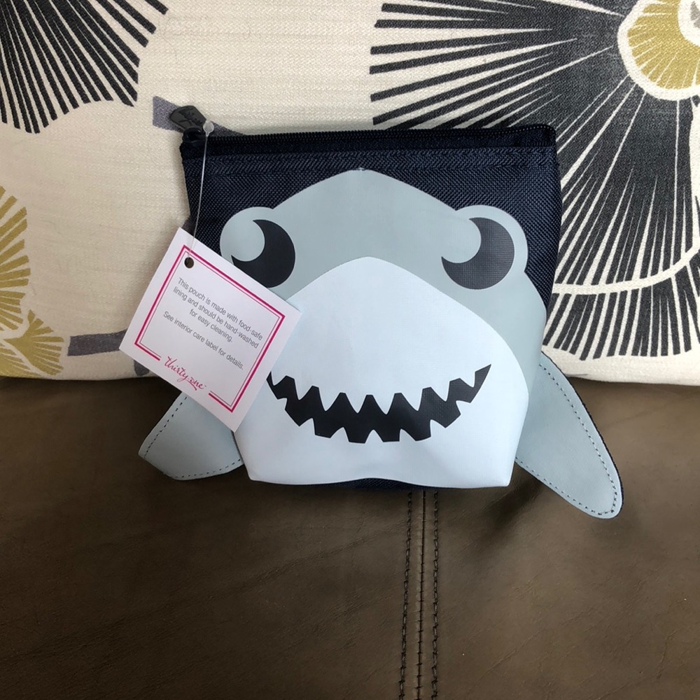 shark food snacker (keeps food cool inside)